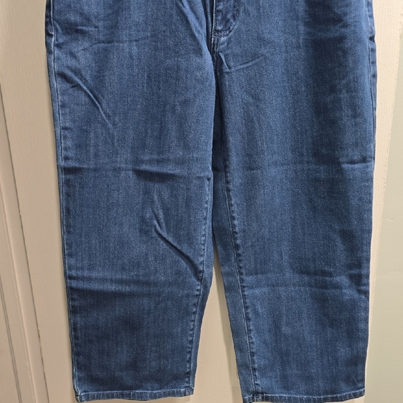 Izod Medium Wash Denim Capris Woman's size 10 - Picture 3 of 12